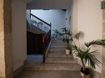 Attraverso una scala raggiungiamo il piano superiore...